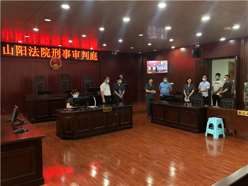 審判庭.jpg 審判庭.jpg